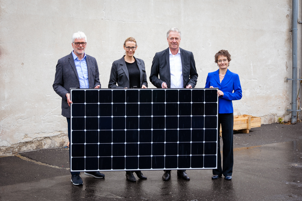 v.l.n.r.: Roland Kuras (Geschäftsführer PowerSolution), Monika Bäumel, (Nachhaltigkeitsverantwortliche Volksbanken-Verbund und Leitung Kommunikation Volksbank Wien), Robert Walenta (stv. Leiter Unternehmens- und Immobilienfinanzierung Volksbank Wien), Barbara Pogacar (Leiterin Gründungsservice ÖGV)